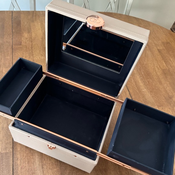 Caboodle Rose Gold Train Case barely used! - Picture 9 of 9